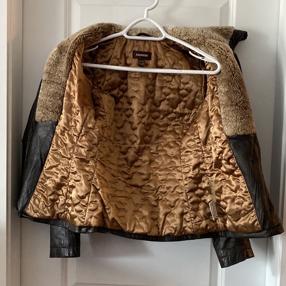 Danier leather bomber jacket with genuine lamb fur collar - Picture 4 of 5